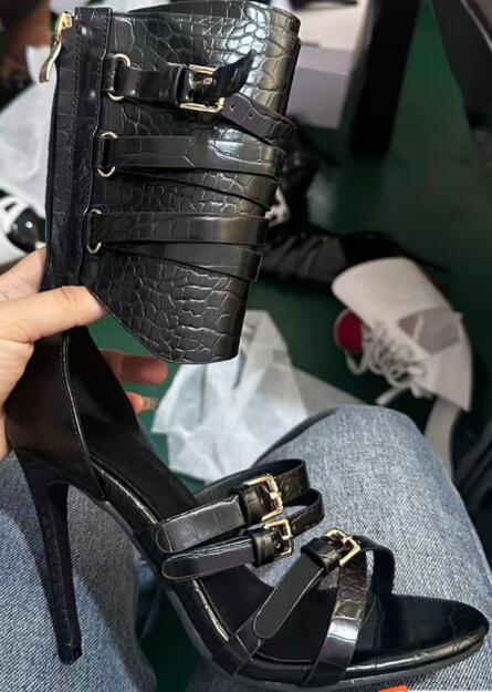 Fashion Women Belt - Seksowne czarne skórzane sandały z odkrytymi