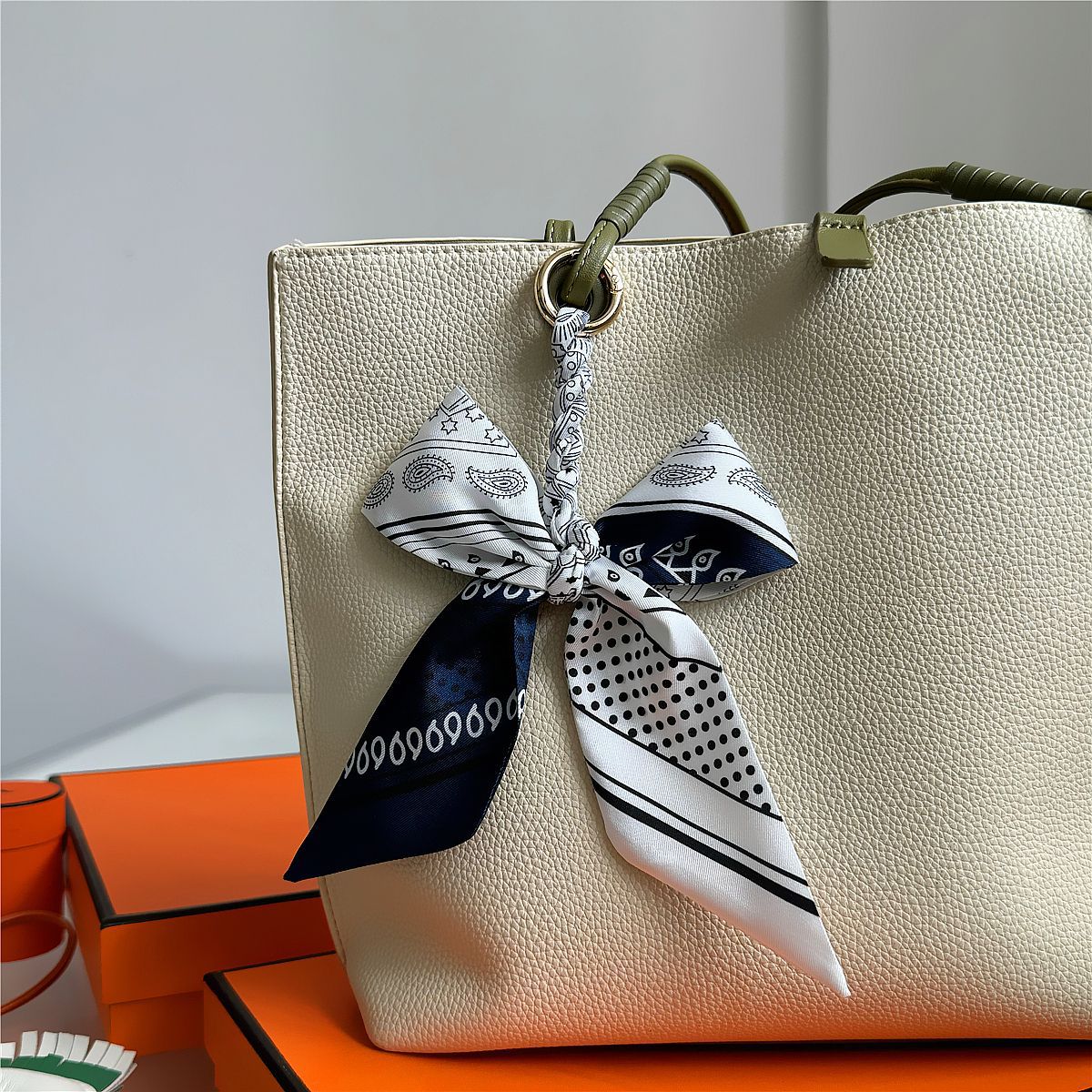 Elegancka jedwabna apaszka z k – Women'S Ysl Fashion recenzja i cena